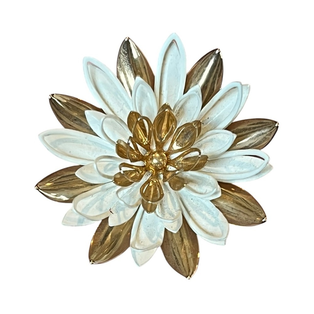 Vintage Sarah Coventry Large Water Lily Goldtone White Flower Brooch - Picture 1 of 6